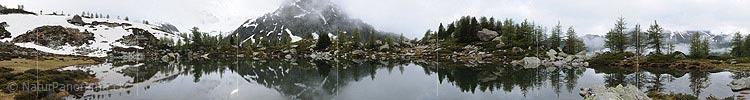 P012981: Panoramafoto Mystische Stimmung an Bergsee mit Spiegelung