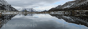P015256a: Panoramabild Spiegelung einer leicht verschneiten Berglandschaft