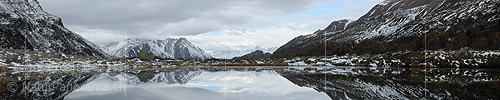 P015256b: Panoramabild Spiegelung einer leicht verschneiten Berglandschaft