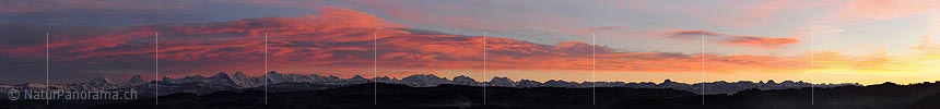 P015611: Panoramafoto Abendstimmung mit gefärbten Wolken über den Berner Alpen