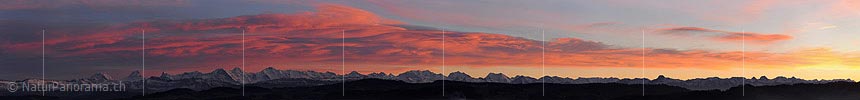 P015611a: Panoramafoto Abendstimmung mit gefärbten Wolken über den Berner Alpen