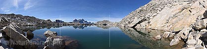 P016911: Panoramafoto Spiegelung einer steinigen Landschaft in Bergsee