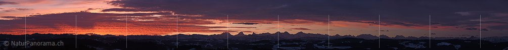 P017394a: Panoramafoto Morgenstimmung mit glühende Wolken über Alpenpanorama