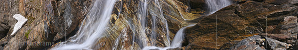 P018181: Panoramafoto Wasserfall und fein strukturierter Fels