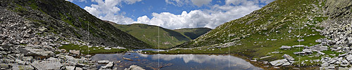 P018307a: Panoramafoto Bergsee in grüner Berglandschaft (Saflischtal)