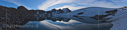 P018382: Hochauflösendes Panoramafoto Spiegelung einer kargen Berglandschaft in Bergsee