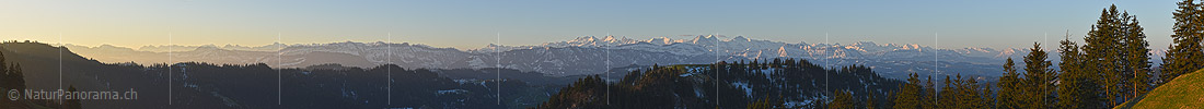 P019601a: Panoramafoto Morgenstimmung über dem Napfgebiet und den Berner Alpen