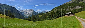 P020014a: Panoramafoto Berglandschaft mit Alphütte im Haslital