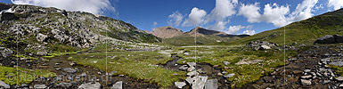 P020153: Gigapixel Panoramafoto einer grünen Naturlandschaft mit lockeren Quellwolken am Himmel