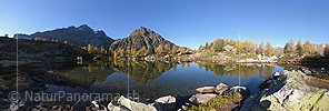 P020648b: Morgenstimmung an Bergsee in herbstlicher Berglandschaft