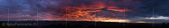 New in NaturPanorama.ch: Panorama photo evening sky with structured and coloured clouds