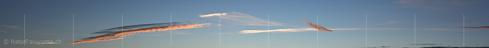P024653a: Panoramafoto Feine gefärbte Wolken am Abendhimmel