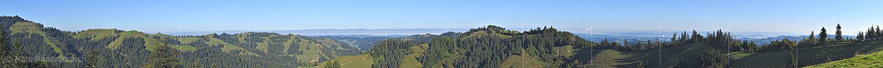 P025463: Langes Panoramafoto einer Emmentaler Hügellandschaft