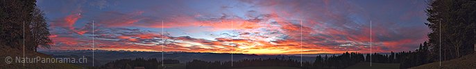 P025517: Panoramafoto Dramatische Abendstimmung mit glühenden Wolken