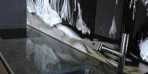 Hinterleuchtete Küchenrückwand mit Panoramafoto mit Eisgebilden als Motiv.
