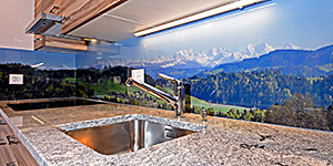 Küchenrückwand aus Glas mit Panoramafoto der Berner Alpen als Motiv.