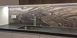 Panoramafoto von marmoriertem Gletscherschliff als Motiv auf Küchenrückwand aus Glas.