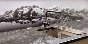 NaturPanorama.ch: Küchenrückwand aus Glas in Schwarz/Weiss mit Bergsee als Motiv