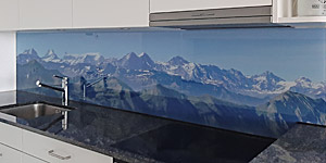 NaturPanorama.ch: Küchenrückwand aus Glas mit Berner Alpen als Motiv