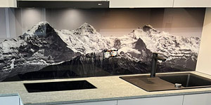 NaturPanorama.ch: Küchenrückwand aus Glas mit dem Dreigestirn in Schwarz/Weiss
