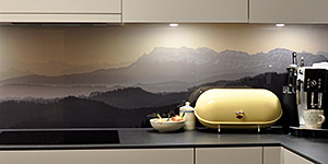 Panoramafoto der Konturen der Zentralschweizer Alpen auf Küchenrückwand aus Glas.