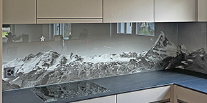 Küchenrückwand mit Matterhorn und Co. in Schwarz/Weiss als Motiv.