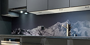 Das Mischabel-Massiv in Schwarz/Weiss aus Küchenrückwand aus Glas.