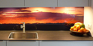 Küchenrückwand aus Glas mit Panoramafoto einer intensiven Morgenstimmug als Motiv.