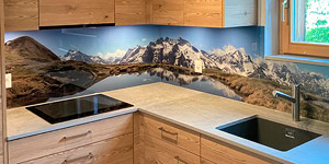 NaturPanorama.ch: Küchenrückwand aus Glas mit Spiegelung in Bergsee als Motiv
