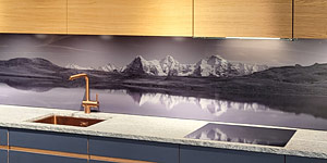 NaturPanorama.ch: Küchenrückwand mit Spiegelung des Dreigestirns