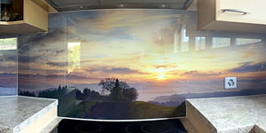NaturPanorama.ch: Lange Küchenrückwand aus Glas mit Abendstimmung als Motiv